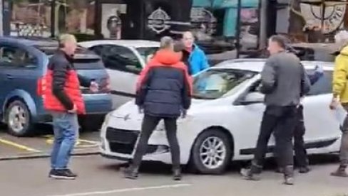 ĐILAS IDE NA UGROŽAVANJE ŽIVOTA I RADIKALIZACIJU: Naredio ljudima da skaču na automobile (VIDEO) ĐILAS IDE NA UGROŽAVANJE ŽIVOTA I RADIKALIZACIJU: Naredio ljudima da skaču na automobile (VIDEO)