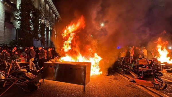 ПОКУШАЈ СПРОВОЂЕЊА НАРАНЏАСТЕ РЕВОЛУЦИЈЕ Кремљ: Дешавања у Грузији директно подсећају на украјински Мајдан ПОКУШАЈ СПРОВОЂЕЊА НАРАНЏАСТЕ РЕВОЛУЦИЈЕ Кремљ: Дешавања у Грузији директно подсећају на украјински Мајдан