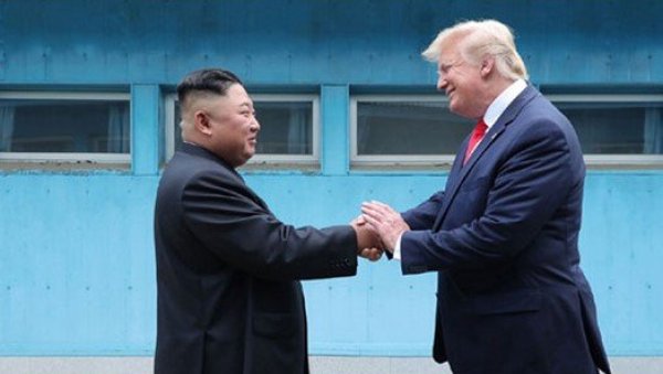 ТРАМПОВ НОВИ ЦИЉ ОБНАВЉАЊЕ ПОСЕБНЕ ВЕЗЕ СА КИМ ЏОНГ УНОМ: Лепо је слагати се са неким ко има много нуклеарног оружја ТРАМПОВ НОВИ ЦИЉ ОБНАВЉАЊЕ ПОСЕБНЕ ВЕЗЕ СА КИМ ЏОНГ УНОМ: Лепо је слагати се са неким ко има много нуклеарног оружја