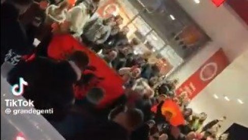 ALBANSKA PROVOKACIJA U CENTRU LJUBLJANE: Stotine Albanaca izašlo na ulice sa zastavama, Slovenci u šoku (VIDEO) ALBANSKA PROVOKACIJA U CENTRU LJUBLJANE: Stotine Albanaca izašlo na ulice sa zastavama, Slovenci u šoku (VIDEO)