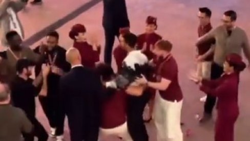 NOVAK ĐOKOVIĆ IZAZVAO HAOS NA ULICI: Nole košarkaškim bravurama zaludeo prolaznike (VIDEO) NOVAK ĐOKOVIĆ IZAZVAO HAOS NA ULICI: Nole košarkaškim bravurama zaludeo prolaznike (VIDEO)