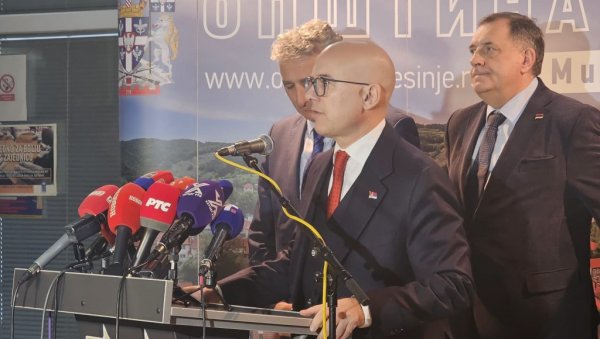 ПРЕМИЈЕР ВУЧЕВИЋ У РЕПУБЛИЦИ СРПСКОЈ Шеф Владе Србије поручио: Ту смо уз наш народ ма где живео (ФОТО/ВИДЕО) ПРЕМИЈЕР ВУЧЕВИЋ У РЕПУБЛИЦИ СРПСКОЈ Шеф Владе Србије поручио: Ту смо уз наш народ ма где живео (ФОТО/ВИДЕО)