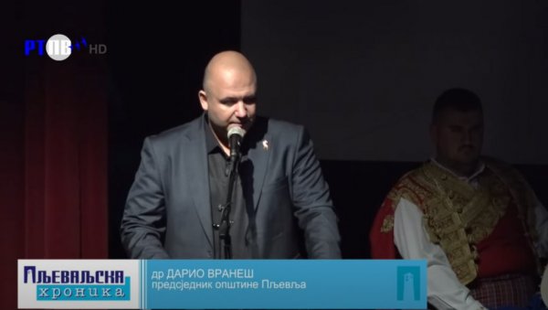 ГУСЛАРСКО ВЕЧЕ У ПЉЕВЉИМА УЗ ХИМНУ СРБИЈЕ Вранеш поручио: “Догодине у Призрену” (ВИДЕО) ГУСЛАРСКО ВЕЧЕ У ПЉЕВЉИМА УЗ ХИМНУ СРБИЈЕ Вранеш поручио: “Догодине у Призрену” (ВИДЕО)