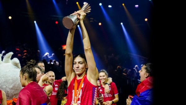ПОДРШКА ЗА ЦРВЕНО-БЕЛЕ: Најбоља одбојкашица планете гледа Ефес - Црвена звезда (ВИДЕО) ПОДРШКА ЗА ЦРВЕНО-БЕЛЕ: Најбоља одбојкашица планете гледа Ефес - Црвена звезда (ВИДЕО)