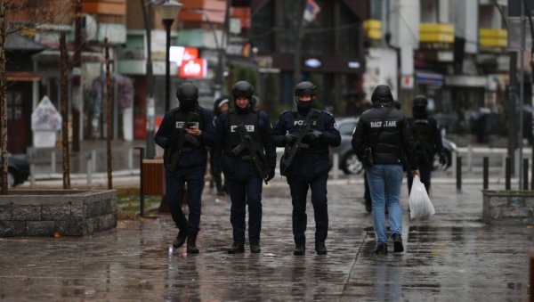 КУРТИЈЕВИ СПЕЦИЈАЛЦИ ОКУПИРАЛИ КОСОВСКУ МИТРОВИЦУ: Под пуном опремом и дугим цевима изашли на улице (ФОТО/ВИДЕО) КУРТИЈЕВИ СПЕЦИЈАЛЦИ ОКУПИРАЛИ КОСОВСКУ МИТРОВИЦУ: Под пуном опремом и дугим цевима изашли на улице (ФОТО/ВИДЕО)