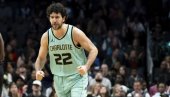SRBIN POKAZAO ZAŠTO JE U NBA:  Vasilije Micić uskočio u startnu postavu i dominirao (VIDEO)