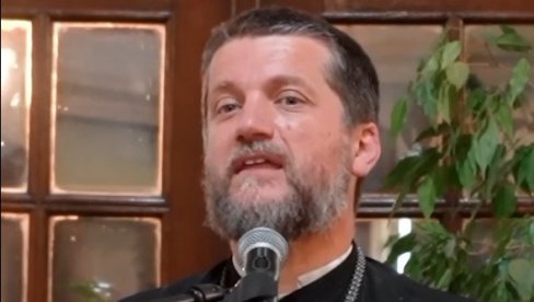 ŽENA MU KOD KUĆE ZVOCA Priča oca Gojka nasmejala vernike - šta često viđa po crkvama i manatirima ŽENA MU KOD KUĆE ZVOCA Priča oca Gojka nasmejala vernike - šta često viđa po crkvama i manatirima