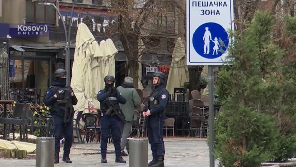 И ЈУТРОС ДУГЕ ЦЕВИ У СЕВЕРНОЈ МИТРОВИЦИ: Куртијеви специјалци на шеталишту и готово свакој раскрсници у граду - наоружани до зуба (ВИДЕО) И ЈУТРОС ДУГЕ ЦЕВИ У СЕВЕРНОЈ МИТРОВИЦИ: Куртијеви специјалци на шеталишту и готово свакој раскрсници у граду - наоружани до зуба (ВИДЕО)