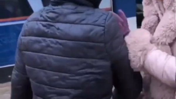 НАСИЉЕ НА ДЕЛУ: Варвара Лукач напада одборницу СНС-а Бранкицу Перић (ВИДЕО) НАСИЉЕ НА ДЕЛУ: Варвара Лукач напада одборницу СНС-а Бранкицу Перић (ВИДЕО)