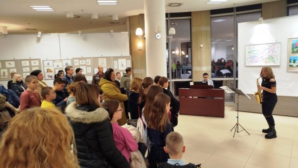 КРАЈ ФЕСТИВАЛА „СИНЕРГИЈА“ У ПАРАЋИНУ: Вечерас концерт „Певаћемо шта нам срце зна“ (ФОТО) КРАЈ ФЕСТИВАЛА „СИНЕРГИЈА“ У ПАРАЋИНУ: Вечерас концерт „Певаћемо шта нам срце зна“ (ФОТО)