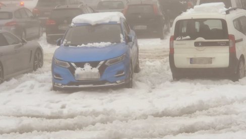 ДРАМА У КРАГУЈЕВЦУ НА БОЖИЋ: Беба остала закључана у ауту