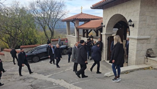 ПРЕМИЈЕР ВУЧЕВИЋ У РЕПУБЛИЦИ СРПСКОЈ Шеф Владе Србије посетиo Мркоњићe, родно место Св. Василија Острошког (ФОТО/ВИДЕО) ПРЕМИЈЕР ВУЧЕВИЋ У РЕПУБЛИЦИ СРПСКОЈ Шеф Владе Србије посетиo Мркоњићe, родно место Св. Василија Острошког (ФОТО/ВИДЕО)