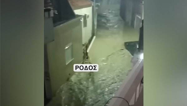 ИМА МРТВИХ У СТРАВИЧНИМ ПОПЛАВАМА У ГРЧКОЈ: Потопљено и познато туристичко место - бујице носе све пред собом (ВИДЕО) ИМА МРТВИХ У СТРАВИЧНИМ ПОПЛАВАМА У ГРЧКОЈ: Потопљено и познато туристичко место - бујице носе све пред собом (ВИДЕО)