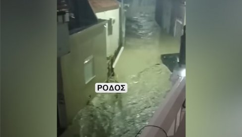 IMA MRTVIH U STRAVIČNIM POPLAVAMA U GRČKOJ: Potopljeno i poznato turističko mesto - bujice nose sve pred sobom (VIDEO) IMA MRTVIH U STRAVIČNIM POPLAVAMA U GRČKOJ: Potopljeno i poznato turističko mesto - bujice nose sve pred sobom (VIDEO)