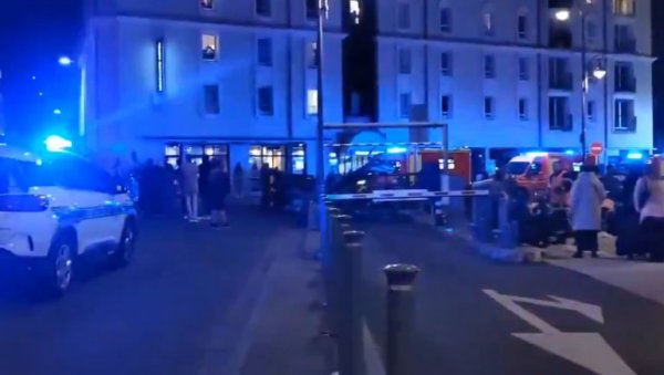 ПРВИ СНИМАК УРУШАВАЊА МЕТАЛНЕ КОНСТРУКЦИЈЕ: Тринаест особа повређено у несрећи у Француској, сцене као у хорор филму (ВИДЕО) ПРВИ СНИМАК УРУШАВАЊА МЕТАЛНЕ КОНСТРУКЦИЈЕ: Тринаест особа повређено у несрећи у Француској, сцене као у хорор филму (ВИДЕО)