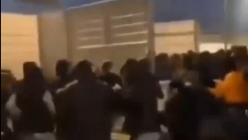 HAOS NA TRIBINAMA! Masovna tuča navijača - povređeno čak 79 osoba (VIDEO) HAOS NA TRIBINAMA! Masovna tuča navijača - povređeno čak 79 osoba (VIDEO)