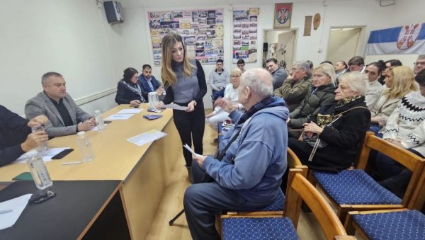 СРЕЂУЈЕ СЕ ВОДОВОДНА МРЕЖА: Председница општине Вождовац разговарала са житељима насеља Кумодраж СРЕЂУЈЕ СЕ ВОДОВОДНА МРЕЖА: Председница општине Вождовац разговарала са житељима насеља Кумодраж