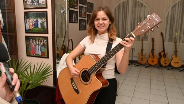 ЗАКАСНИЛА, ОСТАЛА - ПОБЕДИЛА: Кристина Афич добитница прве награде на фестивалу акустике у Сивцу ЗАКАСНИЛА, ОСТАЛА - ПОБЕДИЛА: Кристина Афич добитница прве награде на фестивалу акустике у Сивцу