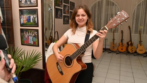 ZAKASNILA, OSTALA - POBEDILA: Kristina Afič dobitnica prve nagrade na festivalu akustike u Sivcu ZAKASNILA, OSTALA - POBEDILA: Kristina Afič dobitnica prve nagrade na festivalu akustike u Sivcu