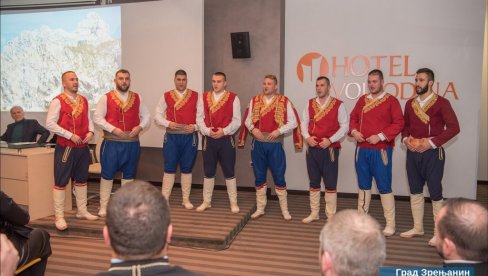 DRUŽENJE POBRATIMA: U Zrenjaninu održana tradicionalna manifestacija Sijelo Hercegovaca (FOTO) DRUŽENJE POBRATIMA: U Zrenjaninu održana tradicionalna manifestacija Sijelo Hercegovaca (FOTO)
