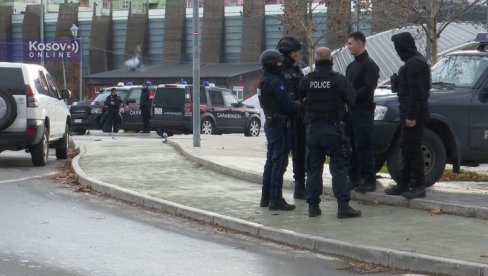 PATROLE SA DUGIM CEVIMA I DALJE PRISUTNE: Specijalci i danas u Mitrovici - Najviše kod mosta, na šetalištu i u Bošnjačkoj mahali (VIDEO) PATROLE SA DUGIM CEVIMA I DALJE PRISUTNE: Specijalci i danas u Mitrovici - Najviše kod mosta, na šetalištu i u Bošnjačkoj mahali (VIDEO)