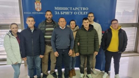 STAMBENO ZBRINULI JOŠ ŠEST MLADIH PAROVA: Ministarstvo za brigu o selu u Bačkoj Palanci dosad kupilo 178 seoskih kuća STAMBENO ZBRINULI JOŠ ŠEST MLADIH PAROVA: Ministarstvo za brigu o selu u Bačkoj Palanci dosad kupilo 178 seoskih kuća