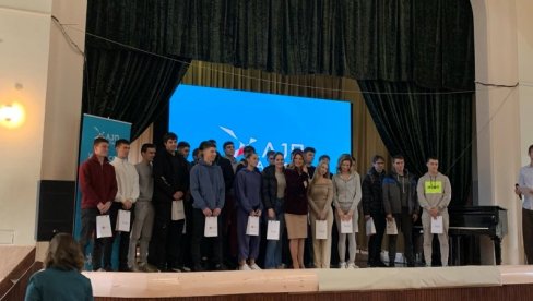 KAKO SE OTVARAJU VRATA BIZNISA: U Šestoj beogradskoj gimnaziji predstavljen projekat za srednjoškolce KAKO SE OTVARAJU VRATA BIZNISA: U Šestoj beogradskoj gimnaziji predstavljen projekat za srednjoškolce