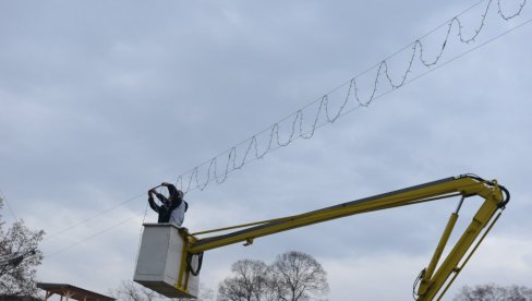 ПРАЗНИЧНА РАСВЕТА ОД 15. ДЕЦЕМБРА: У Краљеву постављају новогодишњу декорацију ПРАЗНИЧНА РАСВЕТА ОД 15. ДЕЦЕМБРА: У Краљеву постављају новогодишњу декорацију