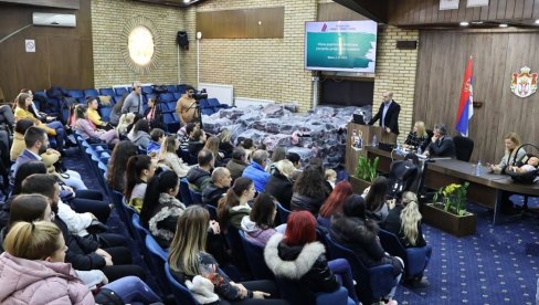 PODRŠKA RODITELJIMA IZ VRANJA: Podeljeno 160 auto sedišta PODRŠKA RODITELJIMA IZ VRANJA: Podeljeno 160 auto sedišta