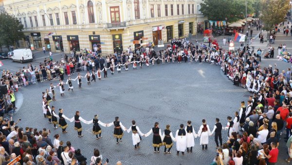 ЧИВИЈАШКИ ХУМОР ГАЈЕ И НАЈМЛАЂИ: Град Шабац познат је по много чему, али његова манифестација смеха и сатире нема премца (ФОТО) ЧИВИЈАШКИ ХУМОР ГАЈЕ И НАЈМЛАЂИ: Град Шабац познат је по много чему, али његова манифестација смеха и сатире нема премца (ФОТО)