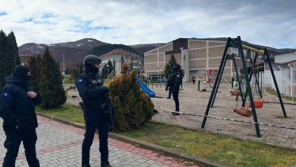 КУРТИЈЕВИ СПЕЦИЈАЛЦИ ТЕРОРИШУ СРПСКУ ДЕЦУ: Шок фотографија са дечијег игралишта у Зубином Потоку КУРТИЈЕВИ СПЕЦИЈАЛЦИ ТЕРОРИШУ СРПСКУ ДЕЦУ: Шок фотографија са дечијег игралишта у Зубином Потоку