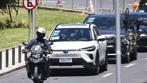NOVAK ĐOKOVIĆ STIGAO POD POLICIJSKOM PRATNJOM I PUŠKAMA! Srbin bio u gostima kod najkontroverznije i najmoćnije osobe u Argentini (VIDEO) NOVAK ĐOKOVIĆ STIGAO POD POLICIJSKOM PRATNJOM I PUŠKAMA! Srbin bio u gostima kod najkontroverznije i najmoćnije osobe u Argentini (VIDEO)