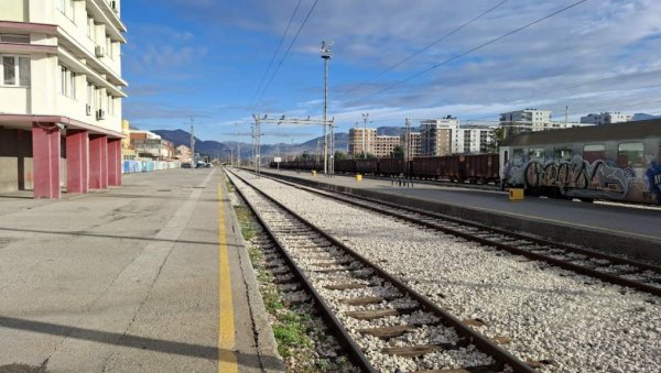 КВАРОВИ БЛОКИРАЛИ ВОЗОВЕ: Железнице обуставиле саобраћај из Подгорице ка Никшићу и Бару, путнике превозе аутобусима КВАРОВИ БЛОКИРАЛИ ВОЗОВЕ: Железнице обуставиле саобраћај из Подгорице ка Никшићу и Бару, путнике превозе аутобусима