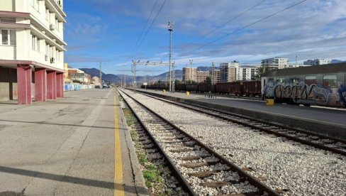 KVAROVI BLOKIRALI VOZOVE: Železnice obustavile saobraćaj iz Podgorice ka Nikšiću i Baru, putnike prevoze autobusima KVAROVI BLOKIRALI VOZOVE: Železnice obustavile saobraćaj iz Podgorice ka Nikšiću i Baru, putnike prevoze autobusima