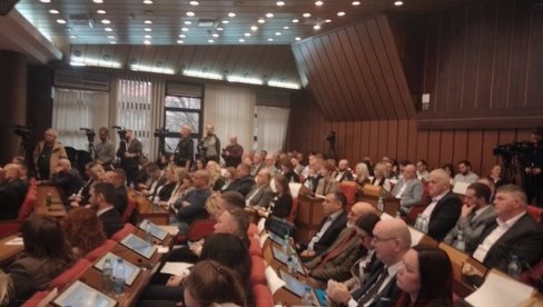 NASTAVILI RAD UPRKOS BUCI: Većina u Skupštini grada Novog Sada rekla da ne želi da učestvuje u cirkusu lešinara i nasilnika NASTAVILI RAD UPRKOS BUCI: Većina u Skupštini grada Novog Sada rekla da ne želi da učestvuje u cirkusu lešinara i nasilnika