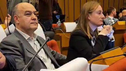 KRENULE MEĐUSOBNE SVAĐE OPOZICIJE: Ne mogu da se slože ko koordiniše haos u Novom Sadu (VIDEO) KRENULE MEĐUSOBNE SVAĐE OPOZICIJE: Ne mogu da se slože ko koordiniše haos u Novom Sadu (VIDEO)