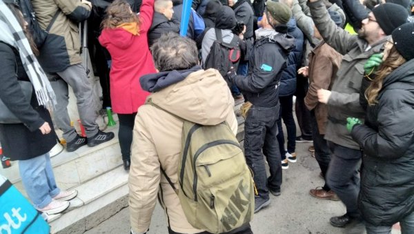 Опозициони екстремисти развалили врата и упали у Скупштину Новог Сада (ВИДЕО) Опозициони екстремисти развалили врата и упали у Скупштину Новог Сада (ВИДЕО)