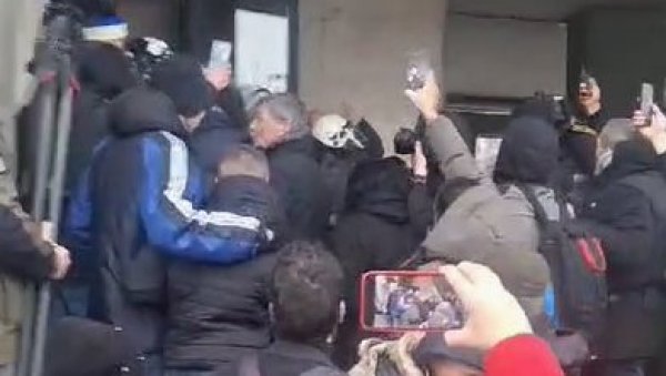 ДИВЉАЊЕ ОПОЗИЦИОНИХ АКТИВИСТА У НОВОМ САДУ: Направили тотални хаос испред зграде Скупштине (ВИДЕО) ДИВЉАЊЕ ОПОЗИЦИОНИХ АКТИВИСТА У НОВОМ САДУ: Направили тотални хаос испред зграде Скупштине (ВИДЕО)