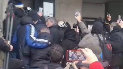 DIVLJANJE OPOZICIONIH AKTIVISTA U NOVOM SADU: Napravili totalni haos ispred zgrade Skupštine (VIDEO) DIVLJANJE OPOZICIONIH AKTIVISTA U NOVOM SADU: Napravili totalni haos ispred zgrade Skupštine (VIDEO)