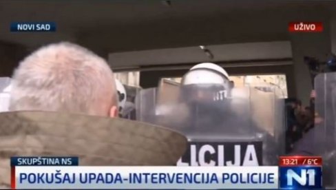 SRAMNO! Srđan Milivojević udara po policijskim štitovima (VIDEO) SRAMNO! Srđan Milivojević udara po policijskim štitovima (VIDEO)