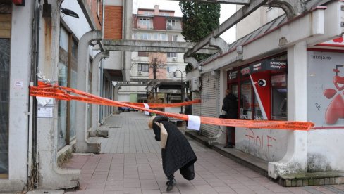 PRETNJA OD URUŠAVANJA: Nebezbedni pešački prolazi u centru Kraljeva PRETNJA OD URUŠAVANJA: Nebezbedni pešački prolazi u centru Kraljeva