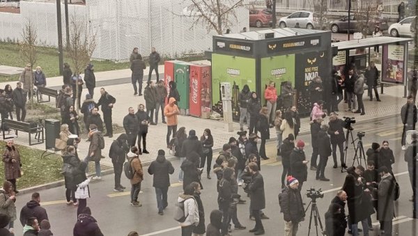 ПОТПУНИ ДЕБАКЛ ОПОЗИЦИЈЕ У НОВОМ САДУ: Ево колико их је било на протесту (ФОТО) ПОТПУНИ ДЕБАКЛ ОПОЗИЦИЈЕ У НОВОМ САДУ: Ево колико их је било на протесту (ФОТО)