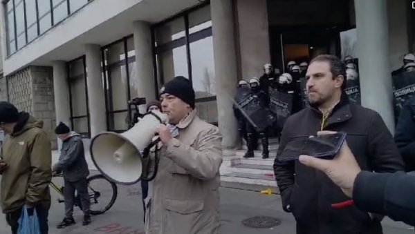 НАСИЛНИК ЈЕШИЋ НАЈАВИО НОВО НАСИЉЕ: Опозиција планира да упадне у Градску кућу (ВИДЕО) НАСИЛНИК ЈЕШИЋ НАЈАВИО НОВО НАСИЉЕ: Опозиција планира да упадне у Градску кућу (ВИДЕО)