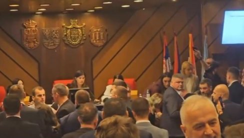 HOLIK HTEO DA RAZBIJE KUTIJU: Divljanje opozicije u Skupštini Novog Sada (VIDEO) HOLIK HTEO DA RAZBIJE KUTIJU: Divljanje opozicije u Skupštini Novog Sada (VIDEO)