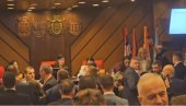 HOLIK HTEO DA RAZBIJE KUTIJU: Divljanje opozicije u Skupštini Novog Sada (VIDEO) HOLIK HTEO DA RAZBIJE KUTIJU: Divljanje opozicije u Skupštini Novog Sada (VIDEO)