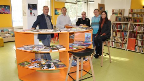 GRADE MOST PROFESIONALNOSTI: Saradnja bibliotekara iz Trgovišta sa kolegama iz Skoplja (FOTO) GRADE MOST PROFESIONALNOSTI: Saradnja bibliotekara iz Trgovišta sa kolegama iz Skoplja (FOTO)