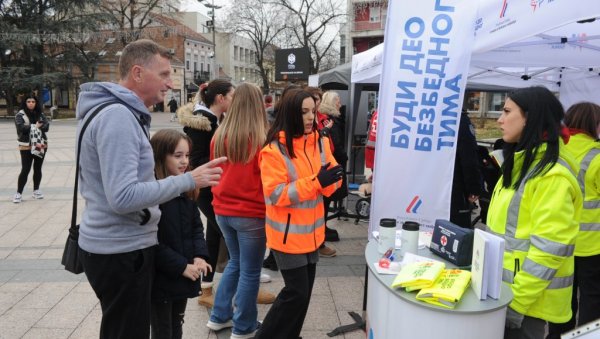 ПОДИЗАЊЕ СВЕСТИ ДЕО ПРЕВЕНЦИЈЕ: Кампања „Буди део безбедног тима“ и у Краљеву ПОДИЗАЊЕ СВЕСТИ ДЕО ПРЕВЕНЦИЈЕ: Кампања „Буди део безбедног тима“ и у Краљеву