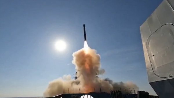 СВЕ ПУЦА У СРЕДОЗЕМНОМ МОРУ: Руси испалили ракете, ратни бродови и авиони у акцији (ВИДЕО) СВЕ ПУЦА У СРЕДОЗЕМНОМ МОРУ: Руси испалили ракете, ратни бродови и авиони у акцији (ВИДЕО)