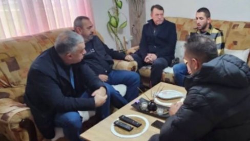 СУТРА ДОБИЈАЈУ ЈЕДНОКРАТНУ ПОМОЋ: Доктор Елек посетио породицу Димовић коју је малтретирала Куртијева полиција (ФОТО) СУТРА ДОБИЈАЈУ ЈЕДНОКРАТНУ ПОМОЋ: Доктор Елек посетио породицу Димовић коју је малтретирала Куртијева полиција (ФОТО)