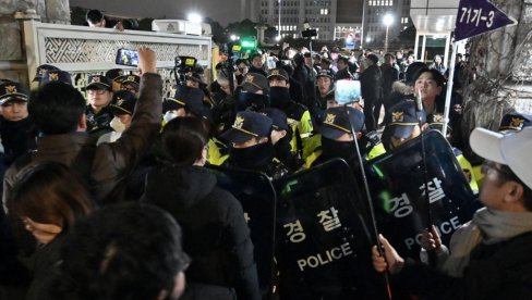 HAOS U JUŽNOJ KOREJI NAKON RATNOG STANJA: Vojska ušla u parlament, sukobi sa građanima i opozicijom (FOTO/VIDEO) HAOS U JUŽNOJ KOREJI NAKON RATNOG STANJA: Vojska ušla u parlament, sukobi sa građanima i opozicijom (FOTO/VIDEO)